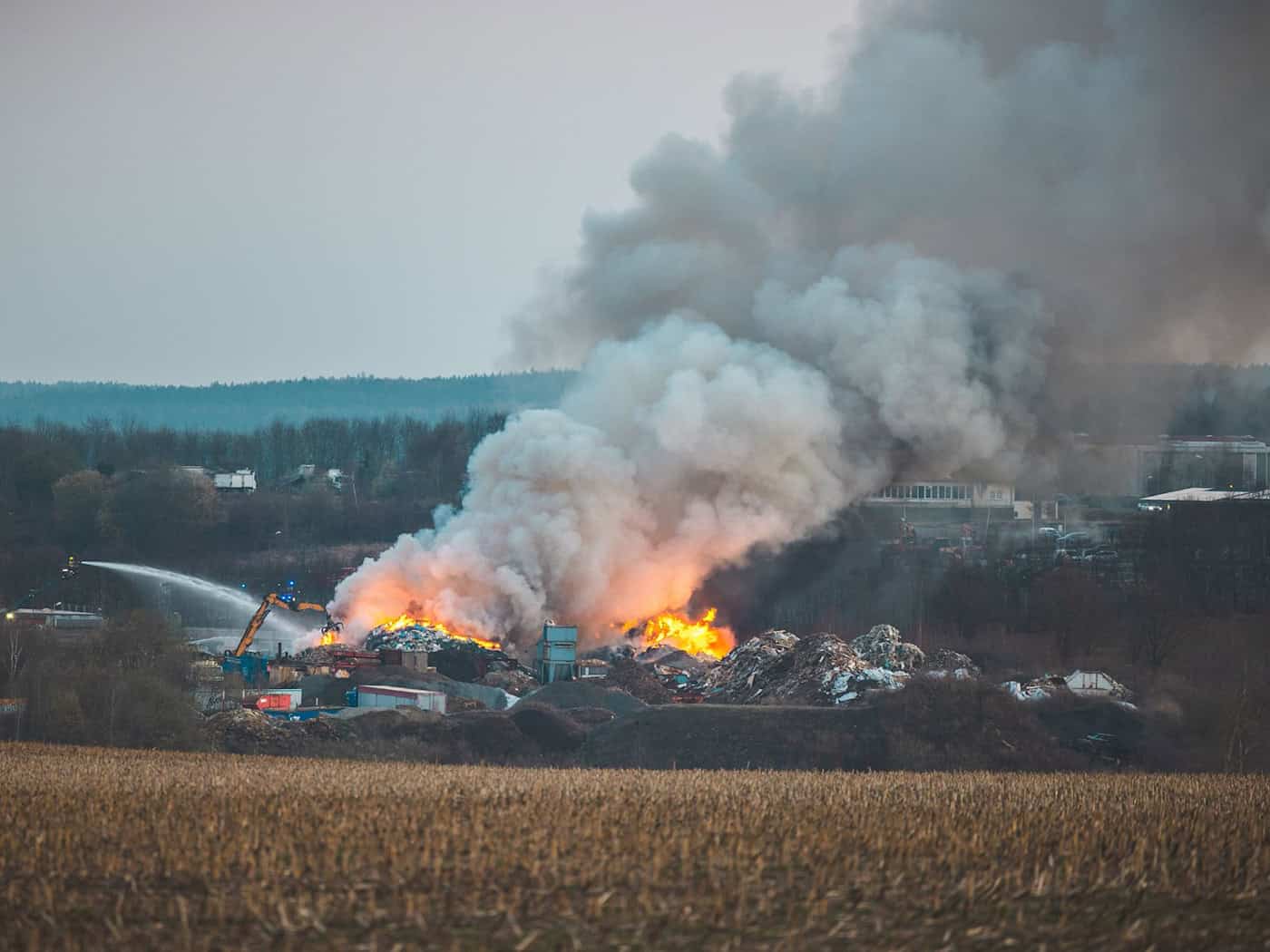 Der Großbrand auf einer Mülldeponie in Zeulenroda sorgt weiterhin für starke Rauchentwicklung. / Foto: Björn Walther/dpa-Zentralbild/dpa