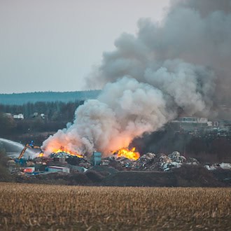 Der Großbrand auf einer Mülldeponie in Zeulenroda sorgt weiterhin für starke Rauchentwicklung. / Foto: Björn Walther/dpa-Zentralbild/dpa