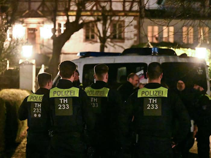 Zwei der rechtsextremen Szene zugehörige Männer sollen in Fretterode ein Journalisten-Team angegriffen haben - die Staatsanwaltschaft ermittelt.  / Foto: -/dpa