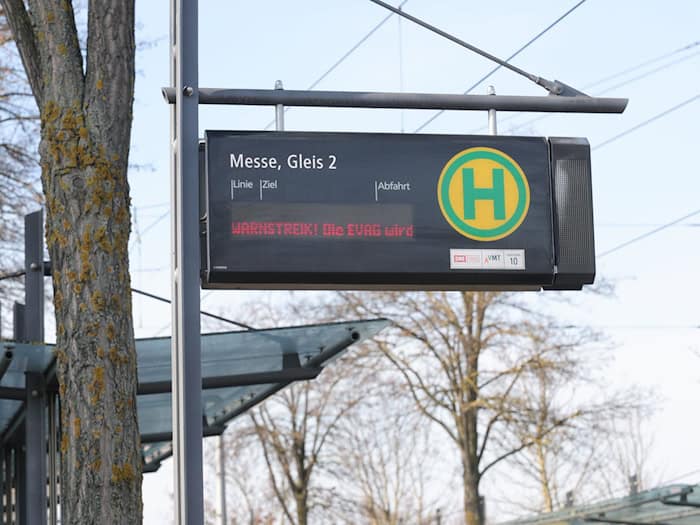 Auch am Samstag stand der Nahverkehr in Erfurt still. Am Sonntag rollten Straßenbahnen und Busse dann aber wieder. (Archivbild) / Foto: Bodo Schackow/dpa