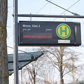 Auch am Samstag stand der Nahverkehr in Erfurt still. Am Sonntag rollten Straßenbahnen und Busse dann aber wieder. (Archivbild) / Foto: Bodo Schackow/dpa