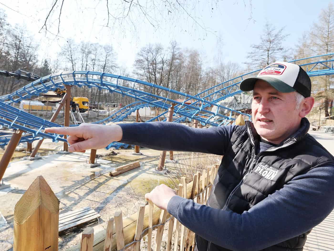 Jan Völkel am neuen Multi Launch Water Coaster im Freizeitpark Plohn. Für die Wasser-Achterbahn investiert der Familienbetrieb zum 30. Jubiläum des Parks mehr als zwölf Millionen Euro.  / Foto: Bodo Schackow/dpa