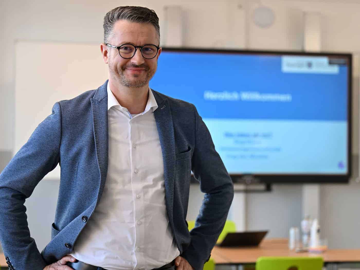 Thüringens Bildungsminister Christian Tischner (CDU) stellte das neue Konzept für das Thüringenkolleg im Bildungsausschuss vor. (Archivbild) / Foto: Martin Schutt/dpa