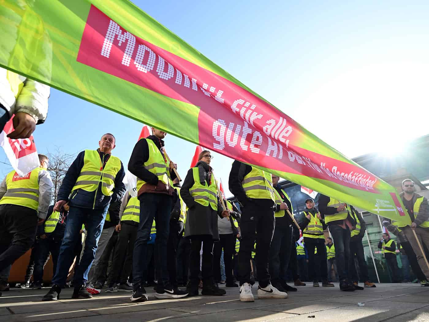 Beschäftigte des Thüringer Nahverkehrs sind kommende Woche von Montag an zu einem dreitägigen Warnstreik aufgerufen. (Archivbild) / Foto: Martin Schutt/dpa
