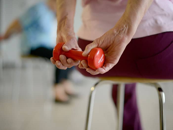 Zu dem neuen Programm der gesetzlichen Krankenkassen in Thüringen für Osteoporose-Patienten gehört auch Bewegungstraining. (Symbolbild) / Foto: picture alliance / dpa