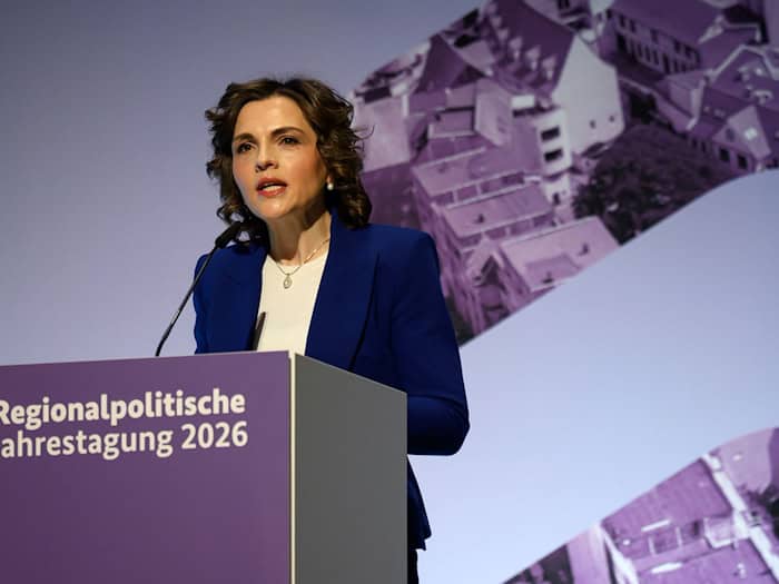 Staatsministerin Kaiser (SPD) sprach auf der regionalpolitischen Jahrestagung in Halle über Wachstumsperspektiven, Strukturwandel und verbleibende Defizite der ostdeutschen Wirtschaft. / Foto: Hendrik Schmidt/dpa