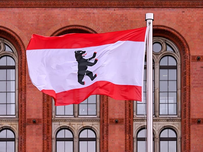 Im Roten Rathaus in Berlin beraten die Regierungschefs der ostdeutschen Länder mit Bundeskanzler Friedrich Merz. (Symbolbild)  / Foto: Soeren Stache/dpa