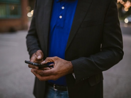Person nutzt ein Smartphone für mobiles Glücksspiel