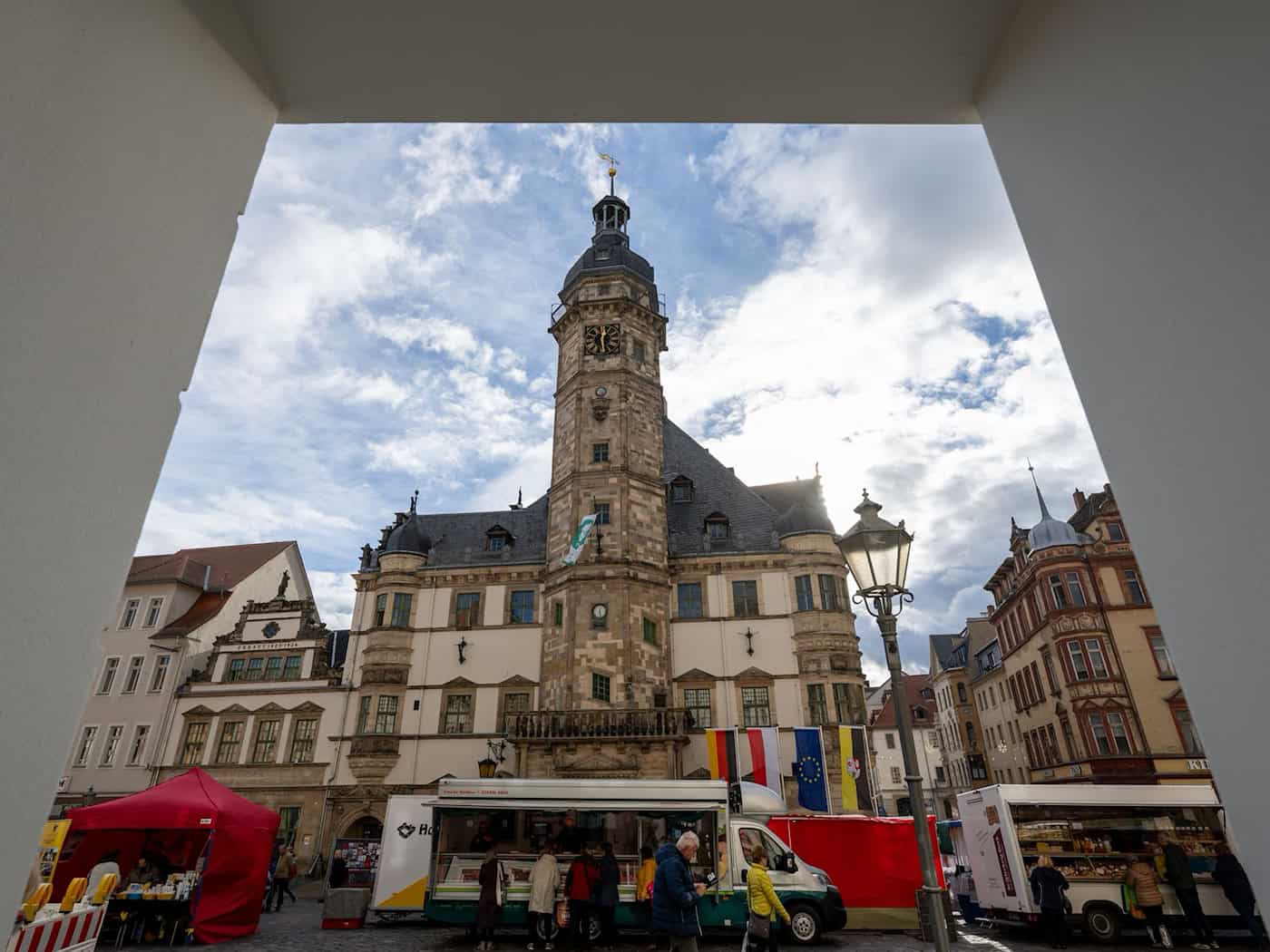 Das Rathaus in Altenburg wurde kurzzeitig evakuiert, nachdem giftige Gase ausgetreten waren. (Archivbild) / Foto: Hendrik Schmidt/dpa