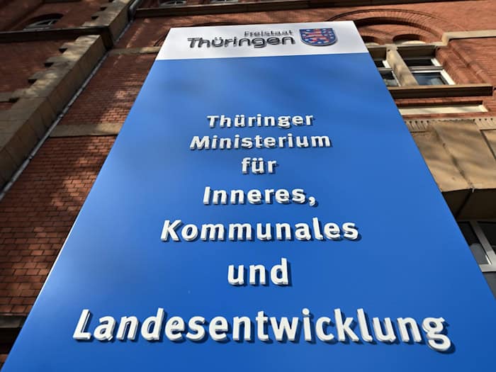 Eine Taskforce im Thüringer Innenministerium unterstützt eine Gemeinde in Südthüringen beim Umgang mit rechtsextremen Konzerten. (Symbolbild) / Foto: Martin Schutt/dpa