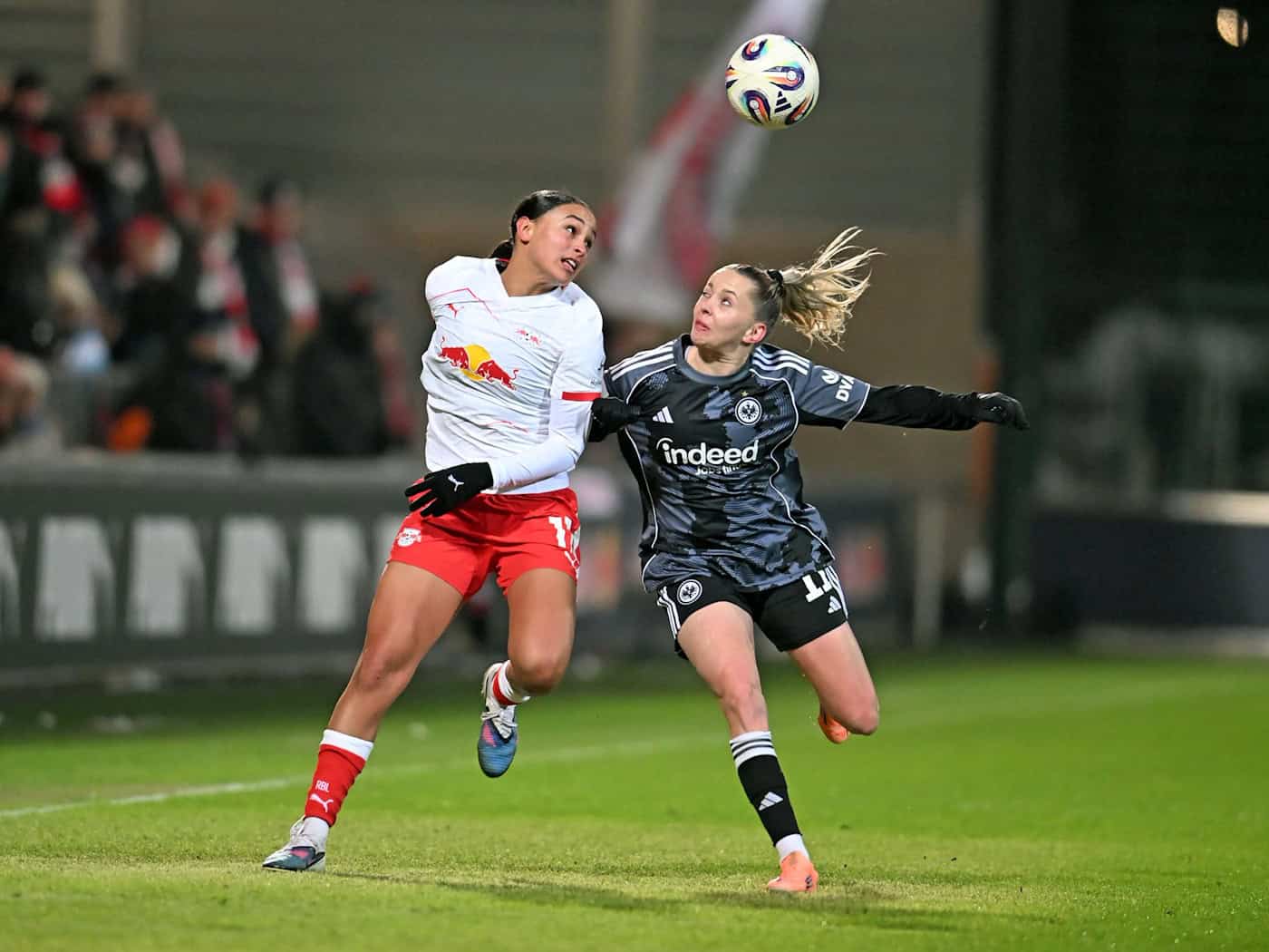 Leipzigs Lisa Baum (l) traf zum 1:0, später gelang Jena der Ausgleich. (Archivbild) / Foto: Jennifer Brückner/dpa
