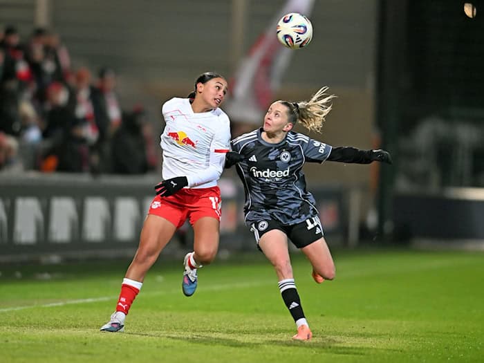 Leipzigs Lisa Baum (l) traf zum 1:0, später gelang Jena der Ausgleich. (Archivbild) / Foto: Jennifer Brückner/dpa