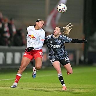 Leipzigs Lisa Baum (l) traf zum 1:0, später gelang Jena der Ausgleich. (Archivbild) / Foto: Jennifer Brückner/dpa