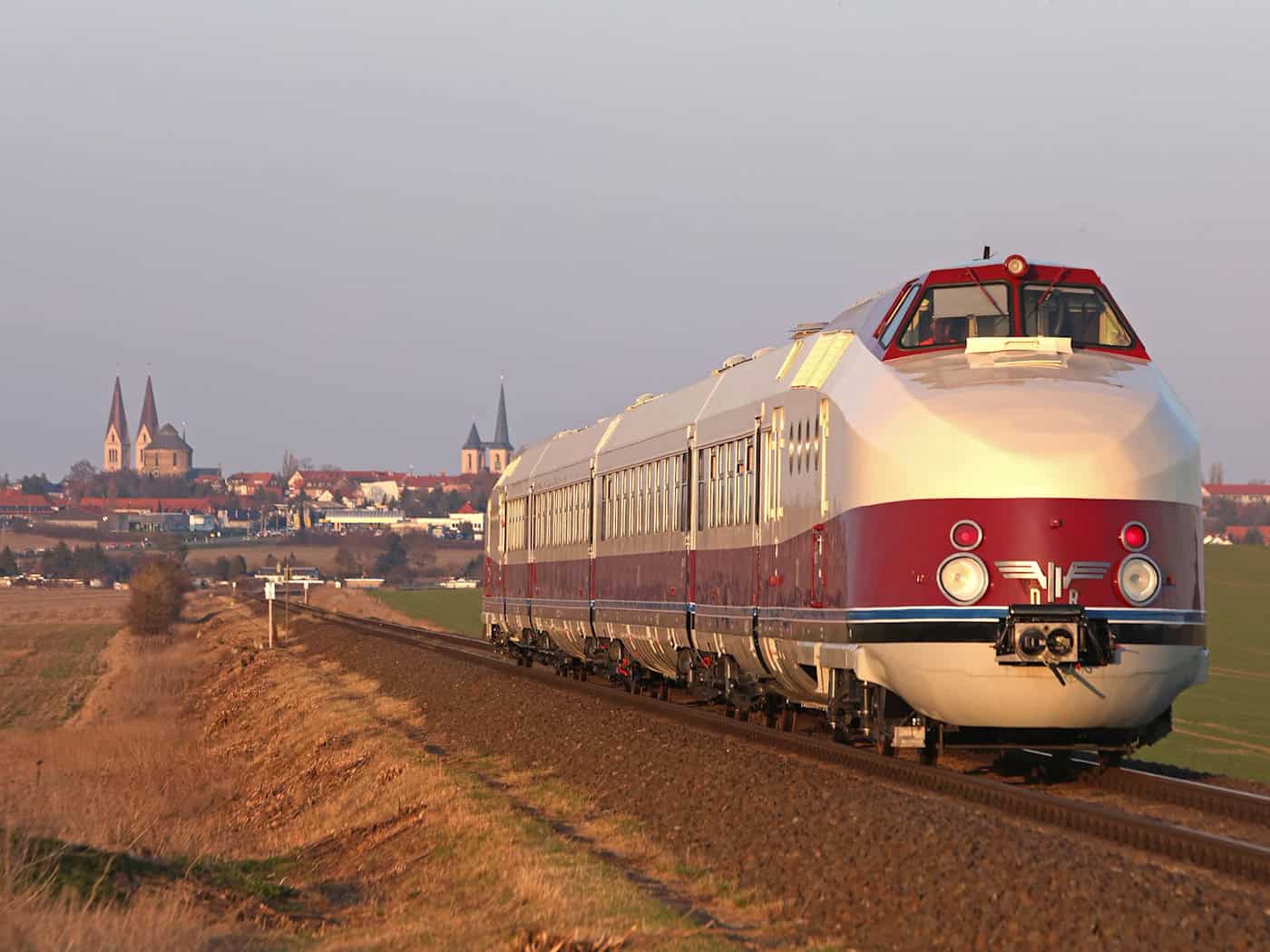 Der historische Schnelltriebwagen SVT Görlitz absolviert nach langen Restaurierungsarbeiten eine Probefahrt im Harz (Archivbild) / Foto: Matthias Bein/dpa