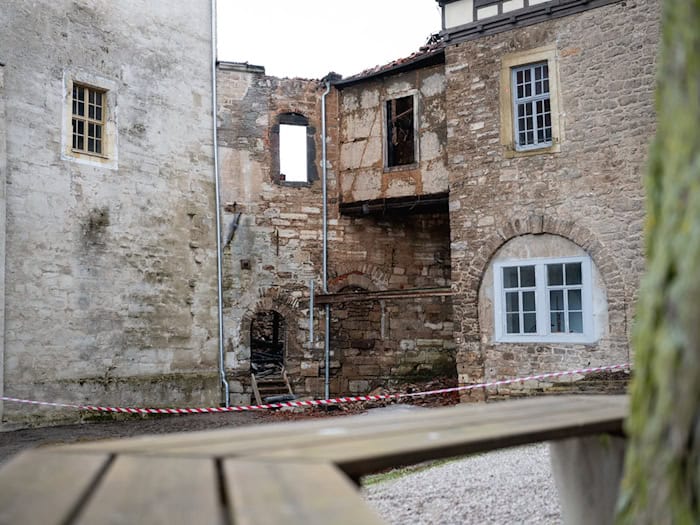 Schäden an der Runneburg nach dem Brand in der Nacht zum Donnerstag. Inzwischen läuft eine erste Spendensammlung zugunsten des Kulturdenkmals. / Foto: Jacob Schröter/dpa