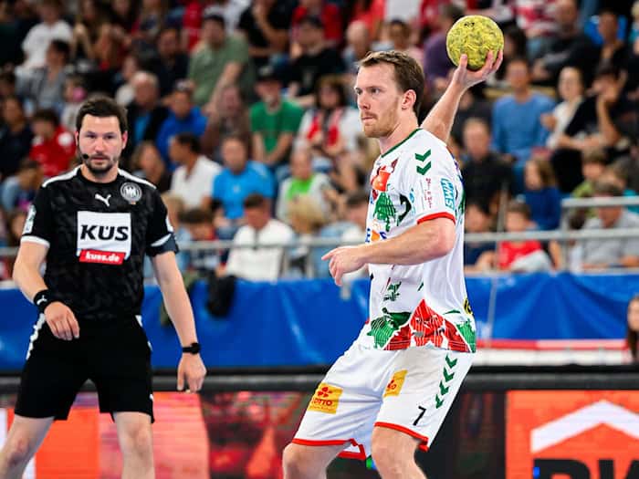 Felix Claar (r) war bester SCM-Schütze gegen den Bergischen HC. (Archivbild) / Foto: Marco Wolf/dpa