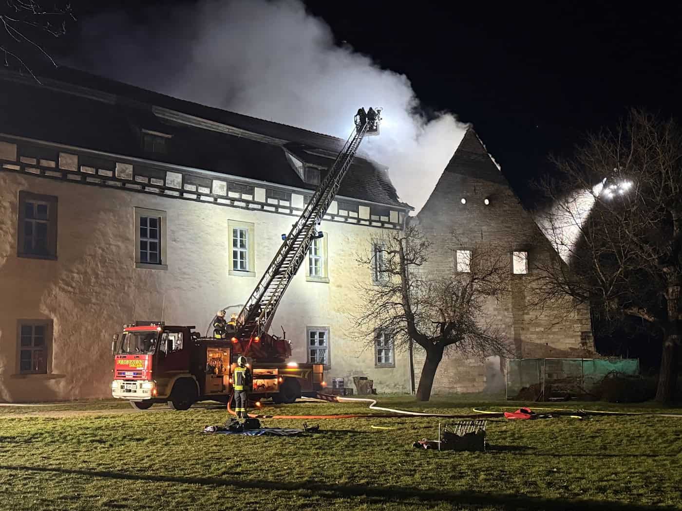 Teile der Runneburg aus dem 12. Jahrhundert sind bei einem Brand in der Nacht zu Donnerstag beschädigt worden. (Archivbild) / Foto: Silvio Dietzel/dpa-Zentralbild/dpa