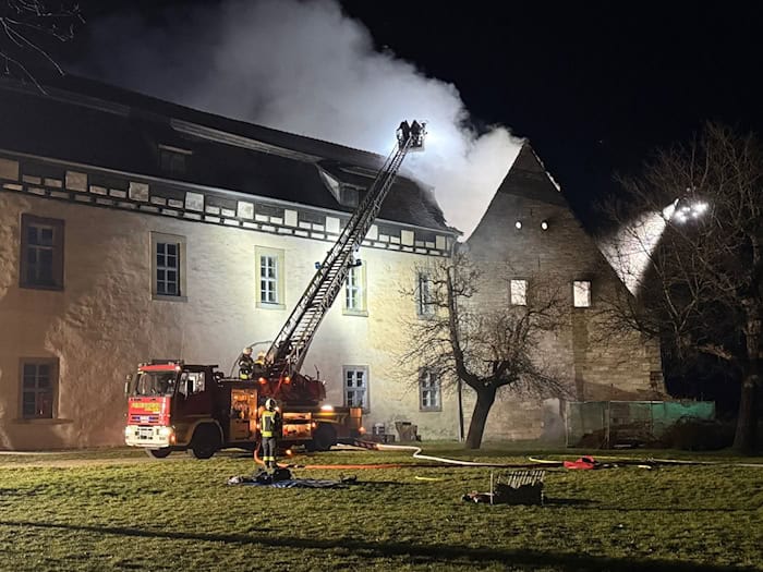 Teile der Runneburg aus dem 12. Jahrhundert sind bei einem Brand in der Nacht zu Donnerstag beschädigt worden. (Archivbild) / Foto: Silvio Dietzel/dpa-Zentralbild/dpa