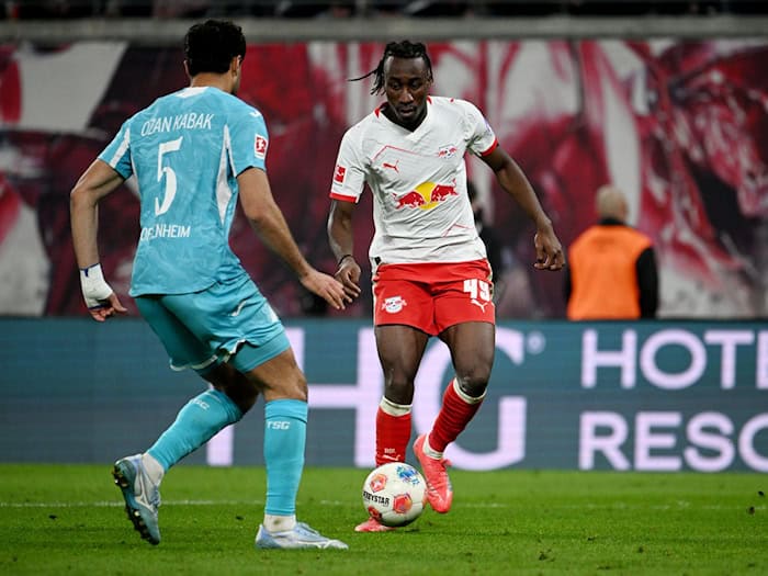 Leipzigs Yan Diomande (r,) fällt verletzt aus. (Archivbild) / Foto: Julius Frick/dpa