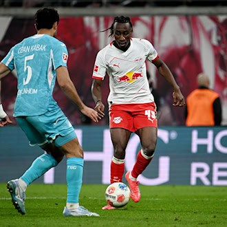 Leipzigs Yan Diomande (r,) fällt verletzt aus. (Archivbild) / Foto: Julius Frick/dpa