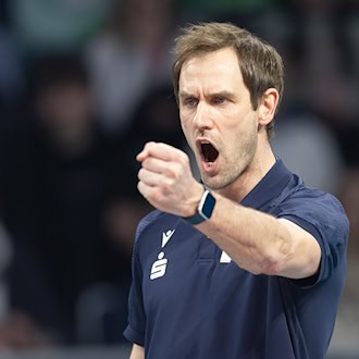 Trainer Felix Koslowski ballt die Faust vor Freude. (Archivbild) / Foto: Jürgen Kessler/dpa