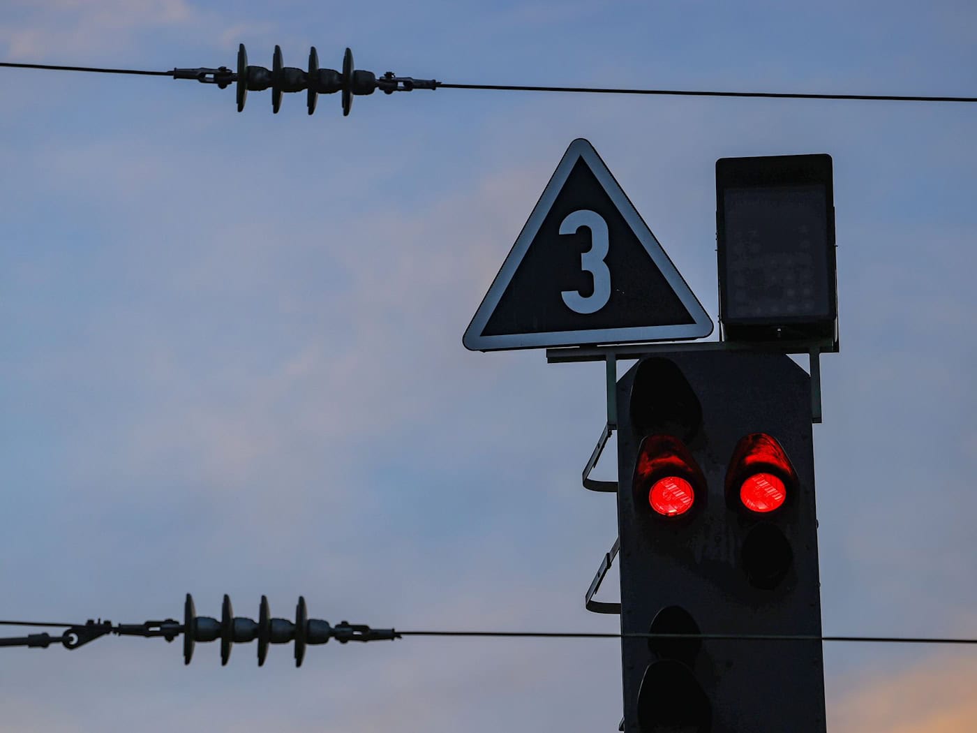 Eine Signalstörung beeinträchtigt den Zugverkehr zwischen Leipzig und Erfurt. (Symbolbild) / Foto: Oliver Berg/dpa