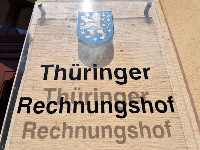 Der Thüringer Rechnungshof blickt in einem Prüfbericht kritisch auf das Thüringenkolleg in Weimar. (Symbolbild) / Foto: Martin Schutt/dpa-Zentralbild/dpa