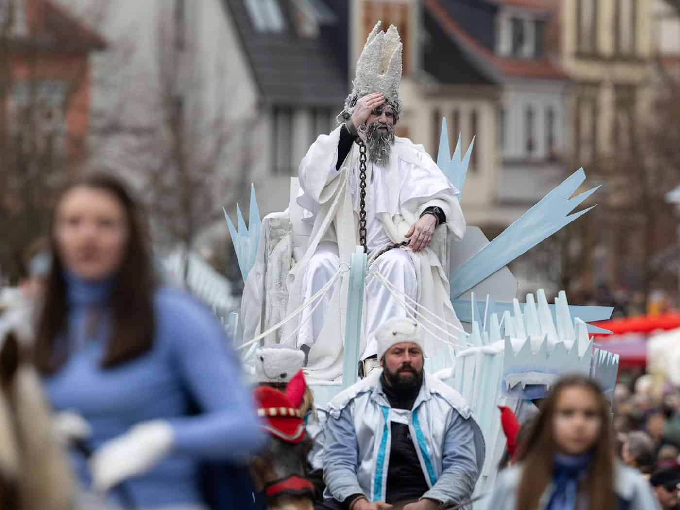 Nach 25 Jahren ist es das letzte Mal, dass Roberto Fink als Herr Winter den Schurken mimt.  / Foto: Michael Reichel/dpa