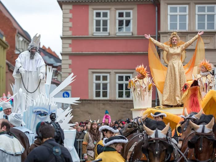 Zum großen Frühlingsfest Sommergewinn gehört das traditionelle Streitgespräch, bei dem Frau Sunna über Herrn Winter siegt. (Archivbild) / Foto: picture alliance / arifoto UG/dpa-Zentralbild/dpa