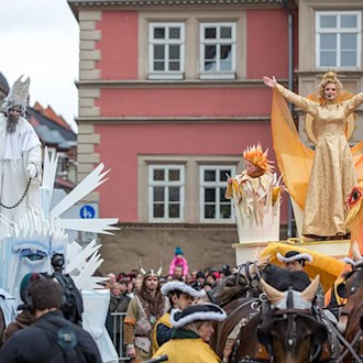 Zum großen Frühlingsfest Sommergewinn gehört das traditionelle Streitgespräch, bei dem Frau Sunna über Herrn Winter siegt. (Archivbild) / Foto: picture alliance / arifoto UG/dpa-Zentralbild/dpa