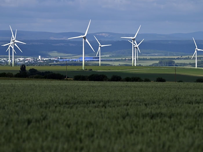 Die Thüringer Landesregierung will Lockerungen bei den Flächenvorgaben des Bundes für Windkraftstandorte. (Symbolbild) / Foto: Martin Schutt/dpa