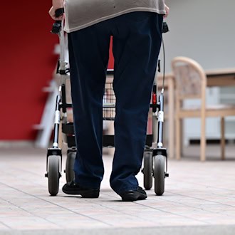 In Thüringen macht sich der demografische Wandel immer stärker bemerkbar. Die Bevölkerungszahl soll Prognosen zufolge immer weiter sinken. (Symbolbild) / Foto: Martin Schutt/dpa