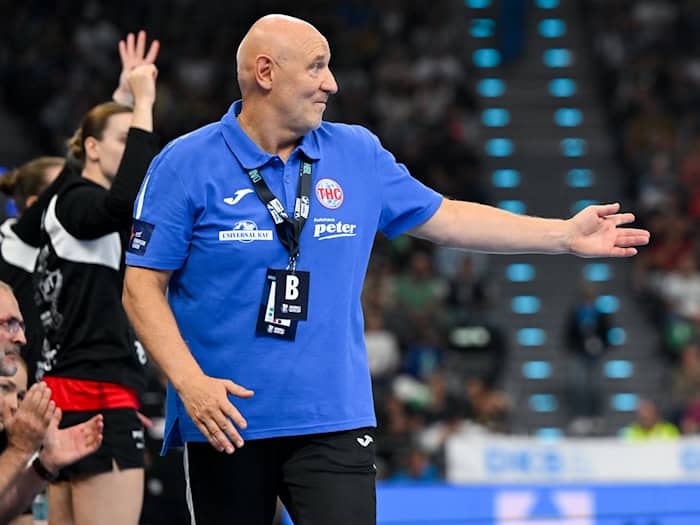 Trainer Herbert Müller holt erstmals eine Ägypterin ins Tor des THC. (Archivbild) / Foto: Sven Hoppe/dpa