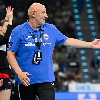 Trainer Herbert Müller holt erstmals eine Ägypterin ins Tor des THC. (Archivbild) / Foto: Sven Hoppe/dpa