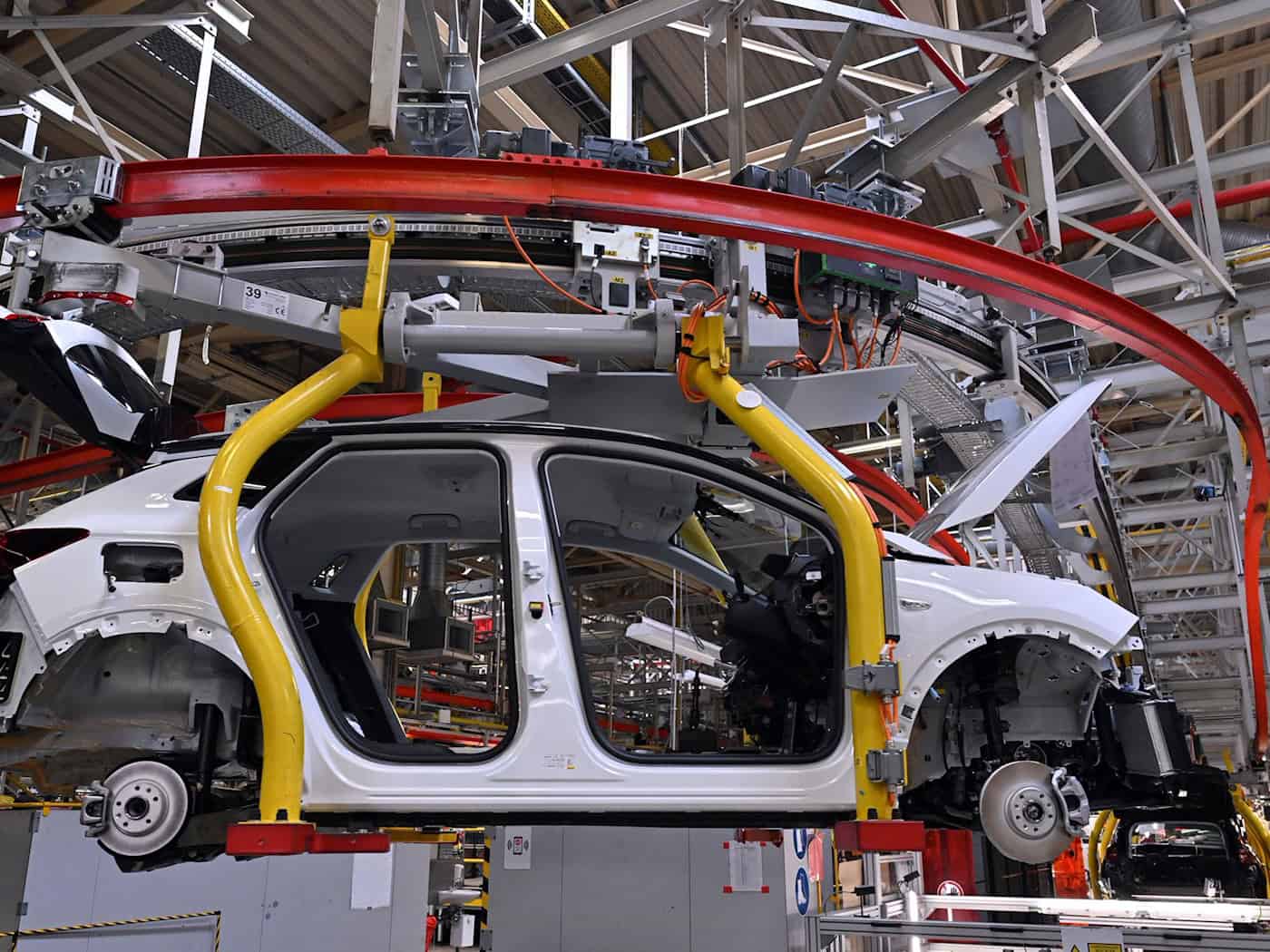 In Thüringen hat unter anderem die Autobranche vergangenes Jahr gelitten. (Archivbild) / Foto: Martin Schutt/dpa