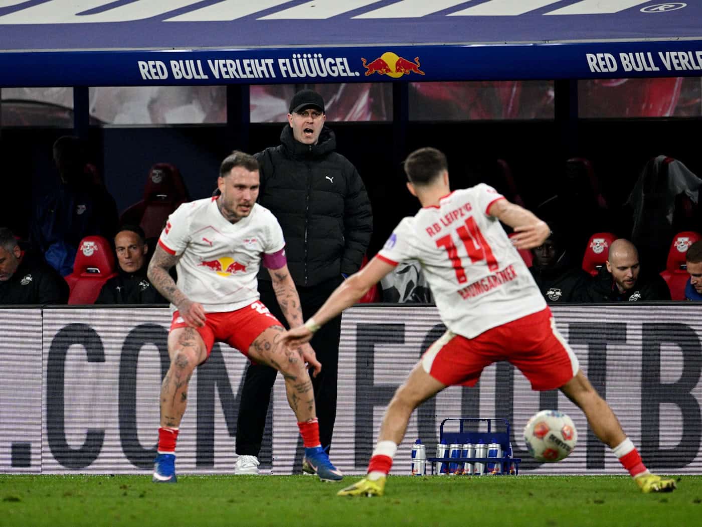 RB-Trainer Ole Werner (m.) blickt auf das Spiel seiner Mannschaft.  / Foto: Julius Frick/dpa
