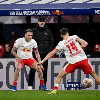 RB-Trainer Ole Werner (m.) blickt auf das Spiel seiner Mannschaft.  / Foto: Julius Frick/dpa