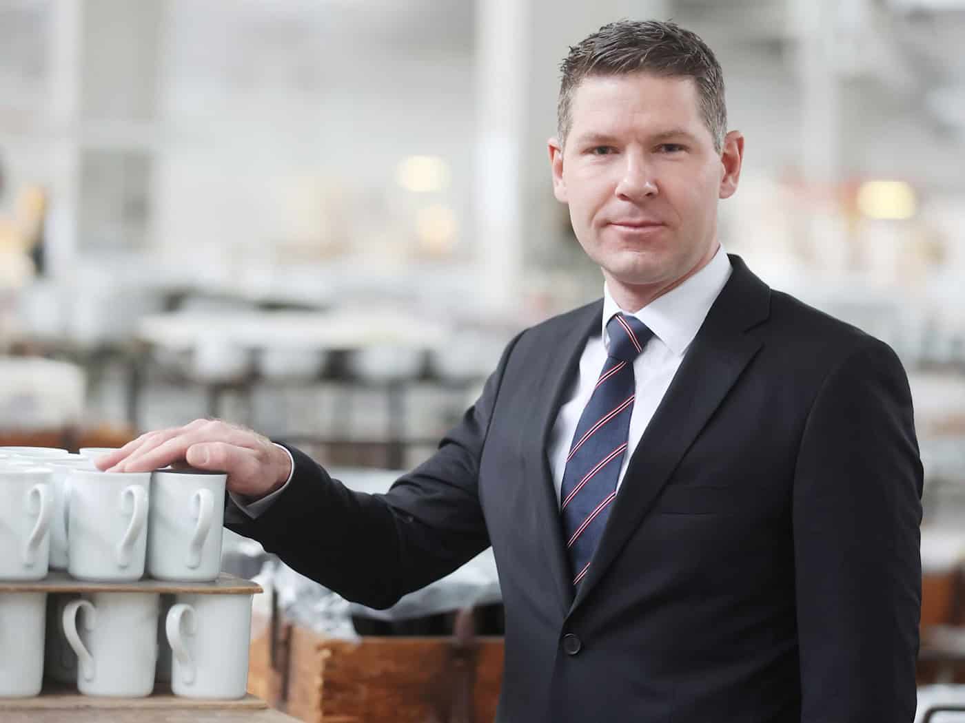 Geschäftsführer Daniel Jeschonowski steckt mit der Porzellanmanufaktur Kahla in finanziellen Schwierigkeiten. (Archivbild) / Foto: Bodo Schackow/dpa