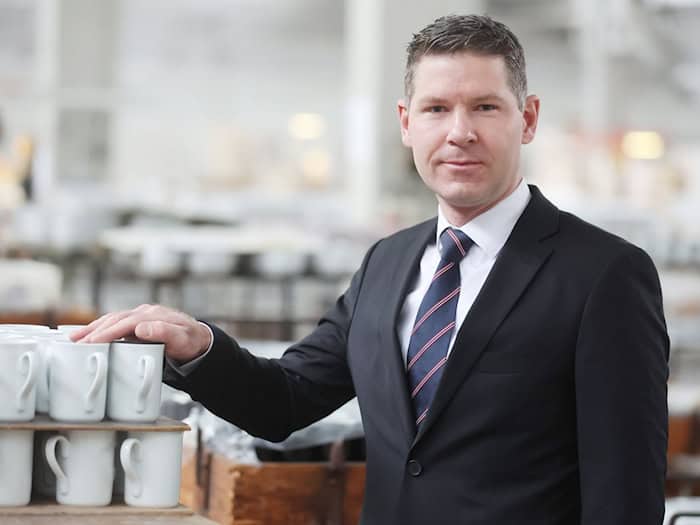 Geschäftsführer Daniel Jeschonowski steckt mit der Porzellanmanufaktur Kahla in finanziellen Schwierigkeiten. (Archivbild) / Foto: Bodo Schackow/dpa