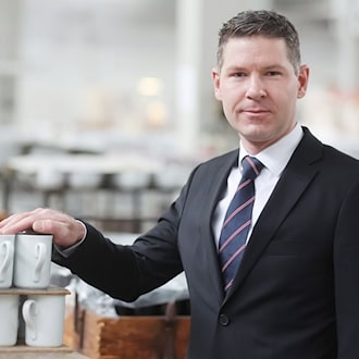 Geschäftsführer Daniel Jeschonowski steckt mit der Porzellanmanufaktur Kahla in finanziellen Schwierigkeiten. (Archivbild) / Foto: Bodo Schackow/dpa