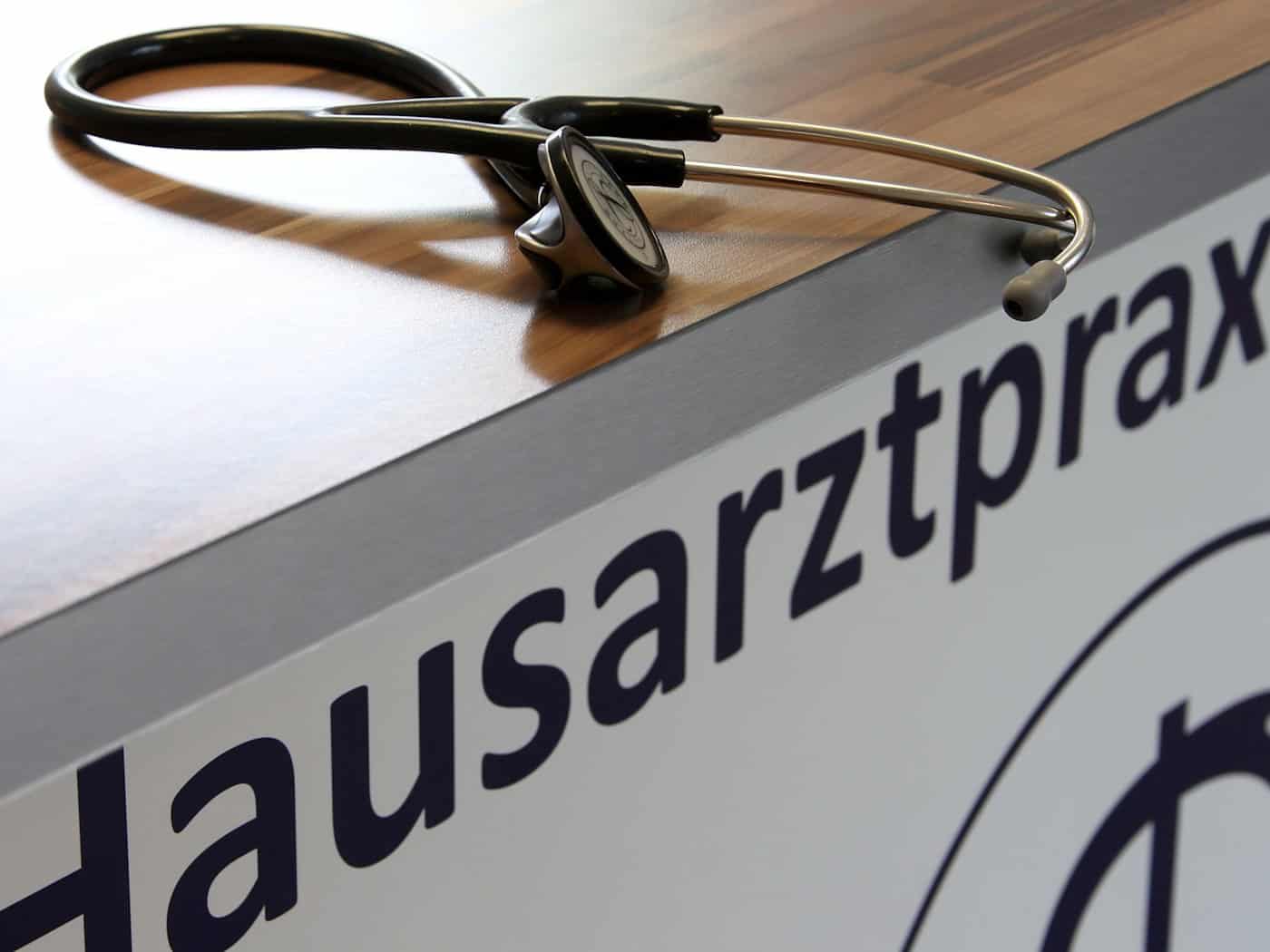 In Thüringen sind viele Menschen einer Umfrage zufolge zufrieden mit der Hausarztversorgung. (Symbolbild) / Foto: Stephan Jansen/dpa