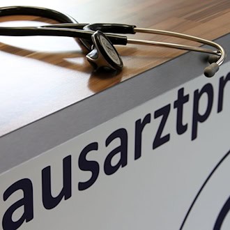 In Thüringen sind viele Menschen einer Umfrage zufolge zufrieden mit der Hausarztversorgung. (Symbolbild) / Foto: Stephan Jansen/dpa