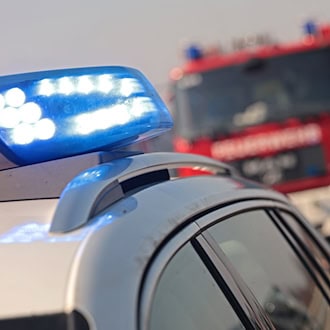 Zwei Lkw prallen in die Leitplanke. Die Aufräumarbeiten dauern an. (Symbolbild) / Foto: Matthias Bein/dpa