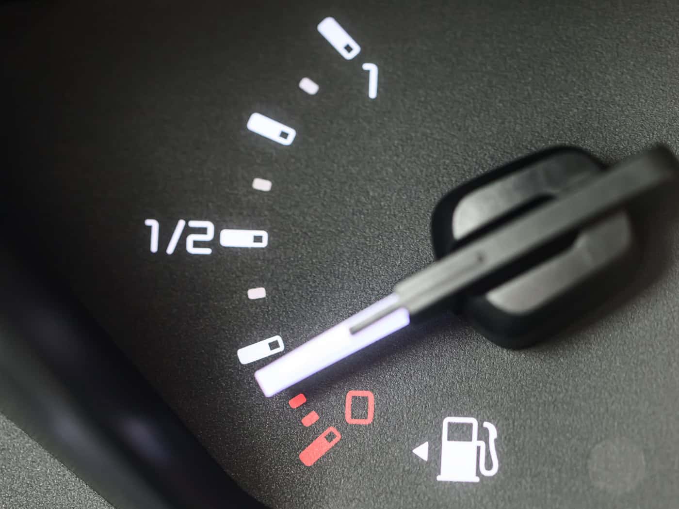 Wegen der hohen Benzin- und Dieselpreise fordert ein Verband befristete Steuerentlastungen. (Symbolbild) / Foto: Robert Michael/dpa