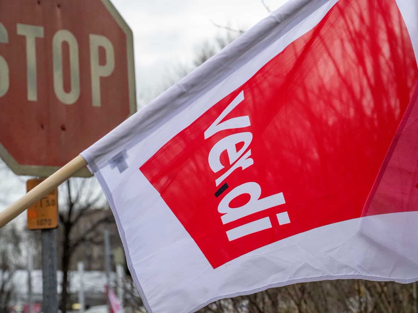 Für Montag hat die Gewerkschaft Verdi einen ganztägigen Warnstreik beim Entsorgungsdienstleister Veolia Umweltservice Ost angekündigt. (Symbolbild) / Foto: Stefan Puchner/dpa