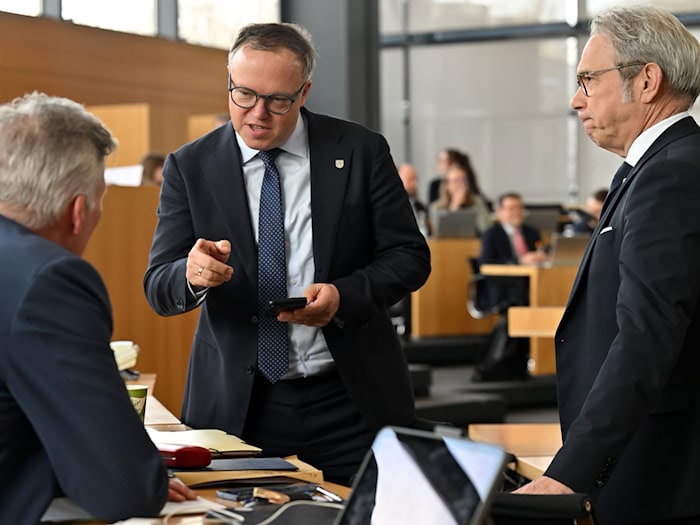 Thüringens Ministerpräsident Mario Voigt (CDU) und Innenminister Georg Maier (SPD) verurteilen einen Angriff auf Journalisten in Fretterode. (Archivbild) / Foto: Martin Schutt/dpa