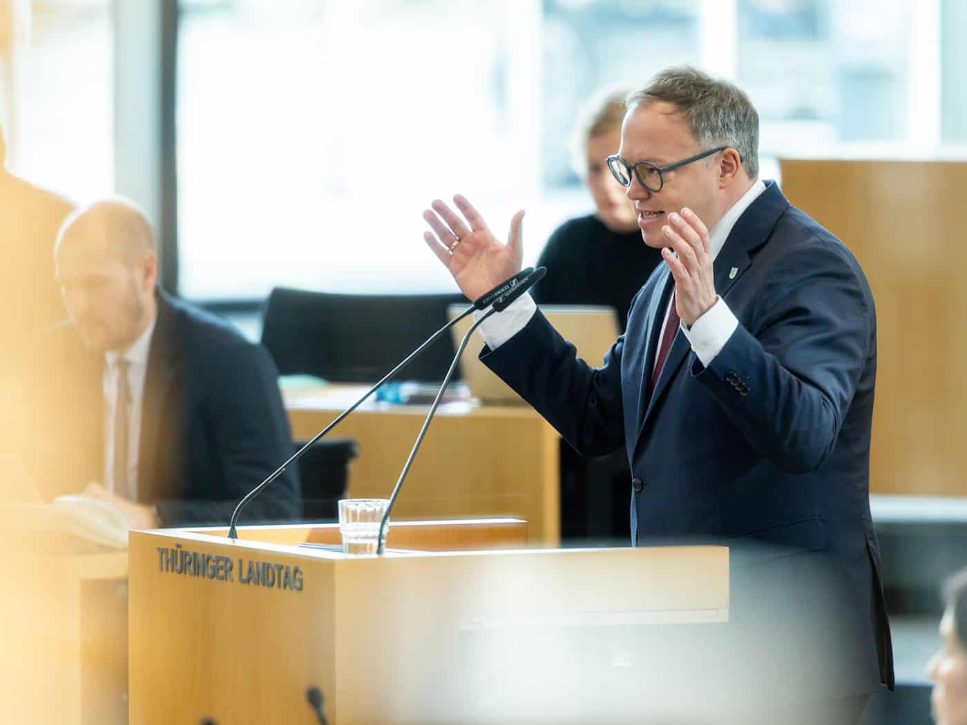 Ministerpräsident Voigt will die Arbeit der Regierung abrechenbar machen - Projekte für 2026 stellte er im Landtag vor.   / Foto: Michael Reichel/dpa