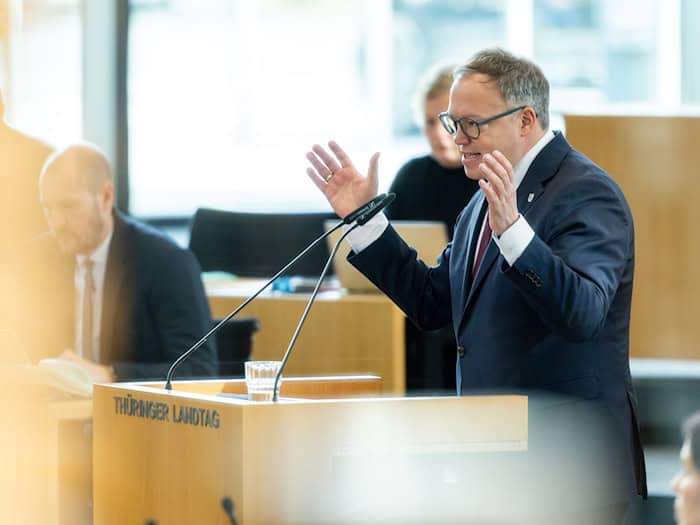 Ministerpräsident Voigt will die Arbeit der Regierung abrechenbar machen - Projekte für 2026 stellte er im Landtag vor.   / Foto: Michael Reichel/dpa