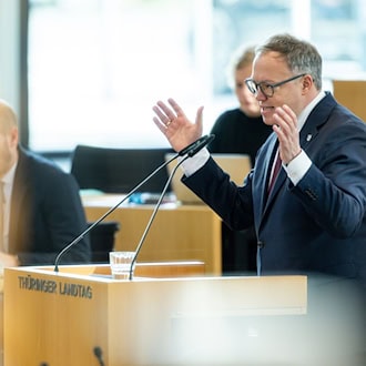 Ministerpräsident Voigt will die Arbeit der Regierung abrechenbar machen - Projekte für 2026 stellte er im Landtag vor.   / Foto: Michael Reichel/dpa