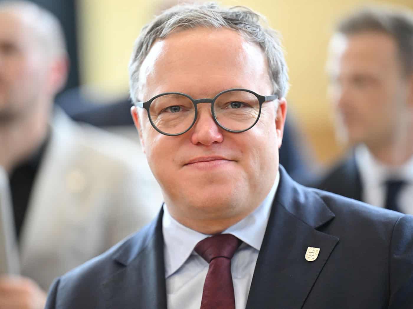 «Mit Social Media haben Depressionen und Angststörungen bei Kindern und Jugendlichen dramatisch zugenommen», sagt Thüringens Ministerpräsident Mario Voigt. (Archivbild) / Foto: Martin Schutt/dpa